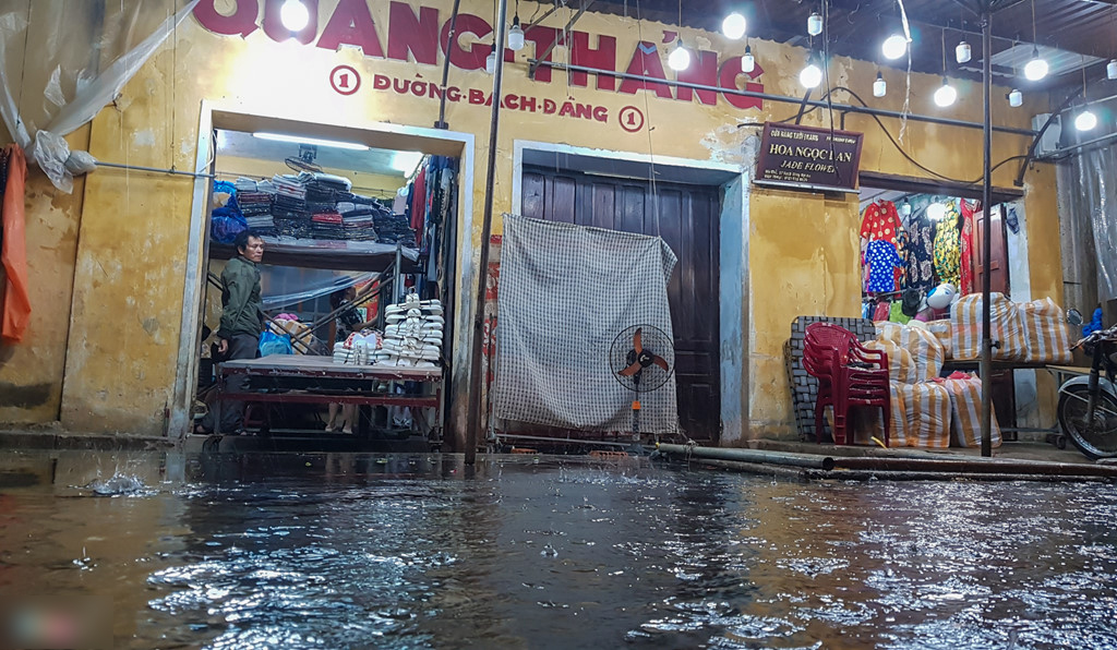 Thủy điện xả lũ, phố cổ Hội An lung linh ánh đèn bị ngập trong nước